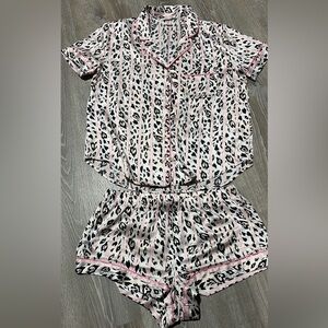 Victorias Secret Short Sleeve & Shorts Pajama Set Medium Pink Cheetah Button Up